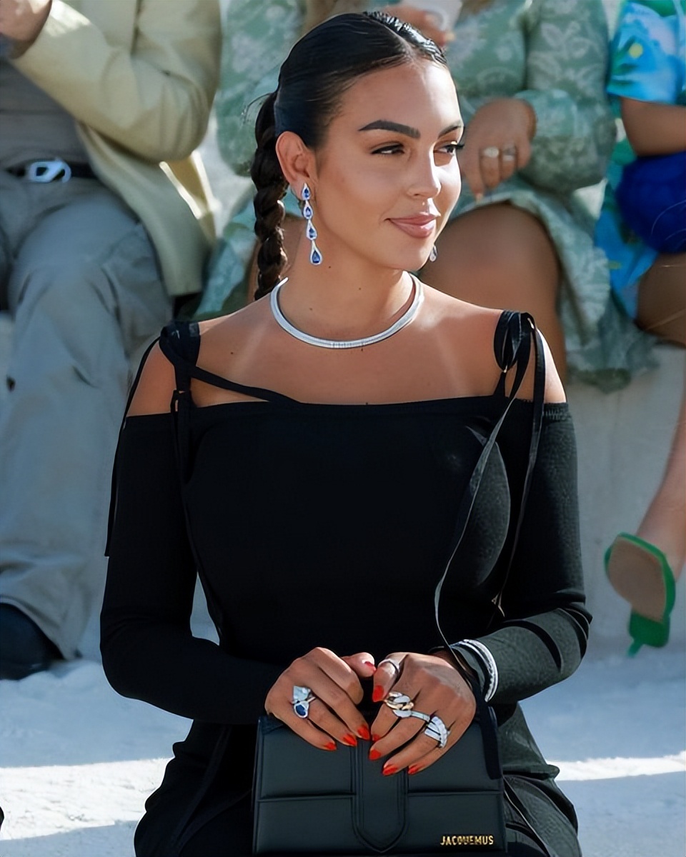 c罗乘专机到都灵,c罗乘私人飞机抵达沙特