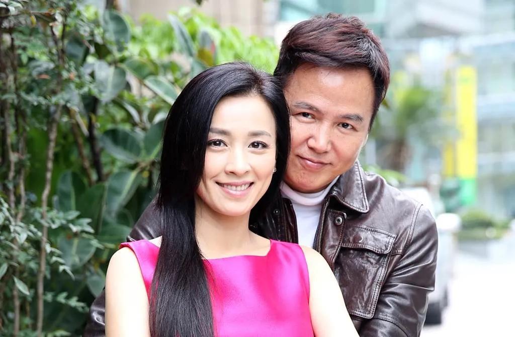 下跪替老公庆生，51岁冻龄美魔女这次也翻车了？