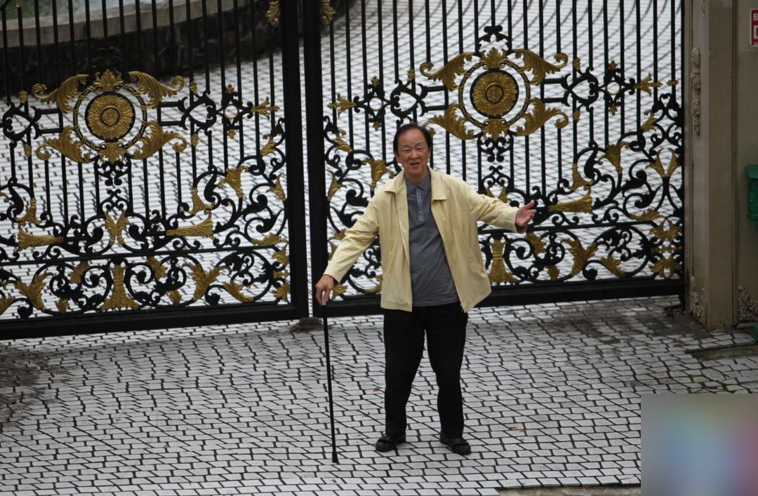 恋人妻、追青霞、混黑道、建豪宅，“武侠片之父”的江湖往事……