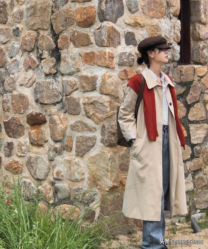 米白色风衣搭配黑色半筒靴子,风衣怎么搭配靴子好看
