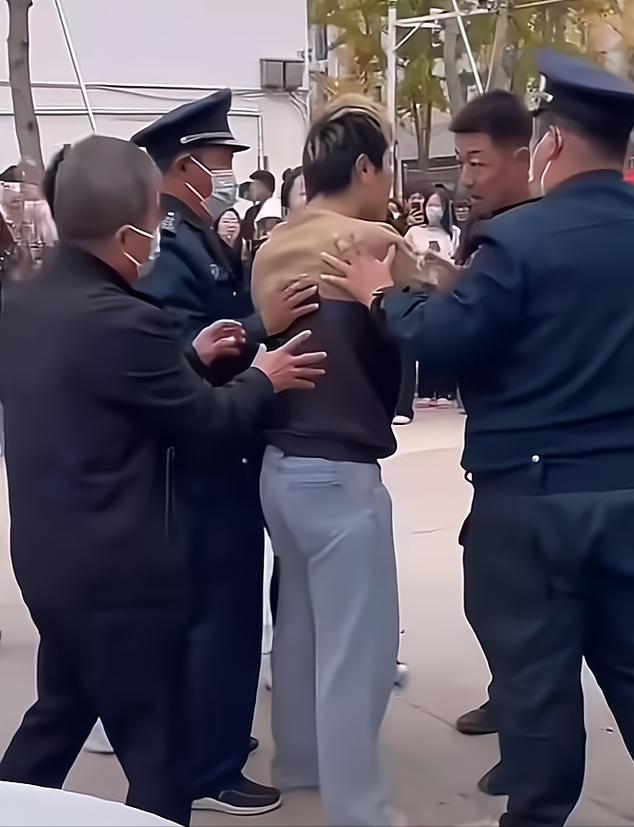 “为爱冲锋”事件反转，女大学生与男友重归于好，又是网红的套路