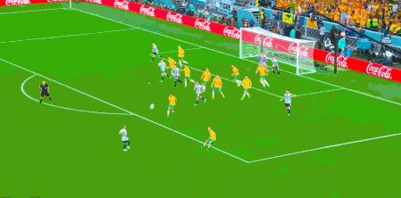 梅西隐蔽射门,梅西过人防守人倒地