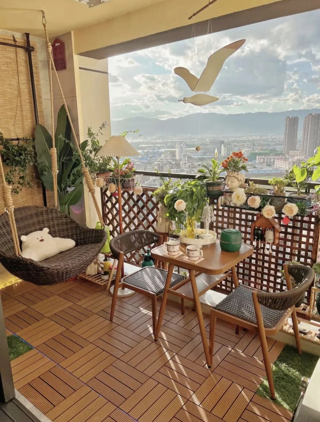 阳台用瓷砖好还是防腐木好,阳台地面铺防腐木好还是地砖好