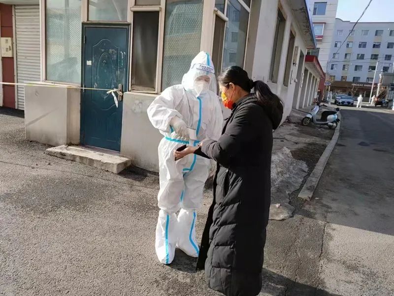 政法干警抗击疫情,疫情防控中全市政法机关冲锋陷阵