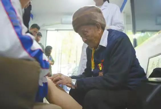 别骂男足了，来看看什么是真正的中国男神