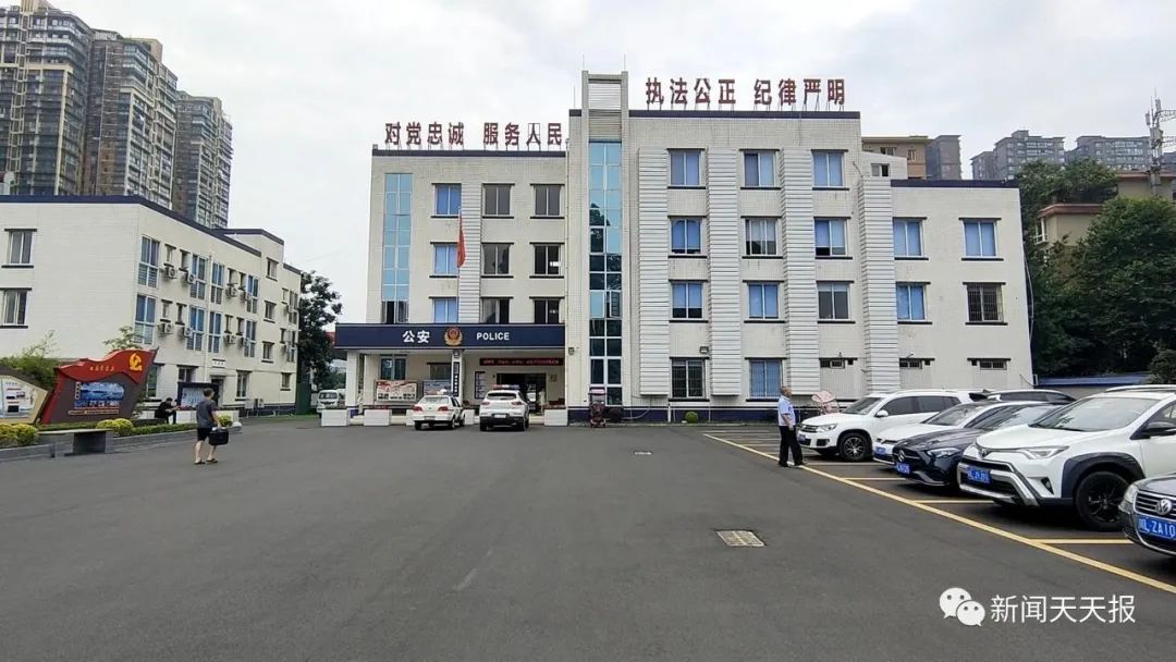 乐山一小区约20层楼被张贴涉黄小广告,民警:表面涉黄,实则涉诈