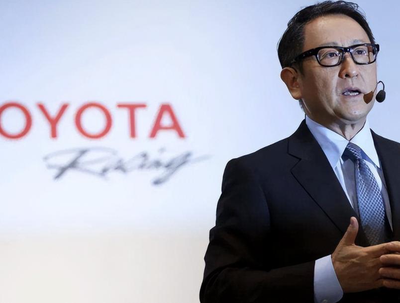 丰田章男驾驶氢燃料内燃机赛车,丰田章男展示新款丰田车