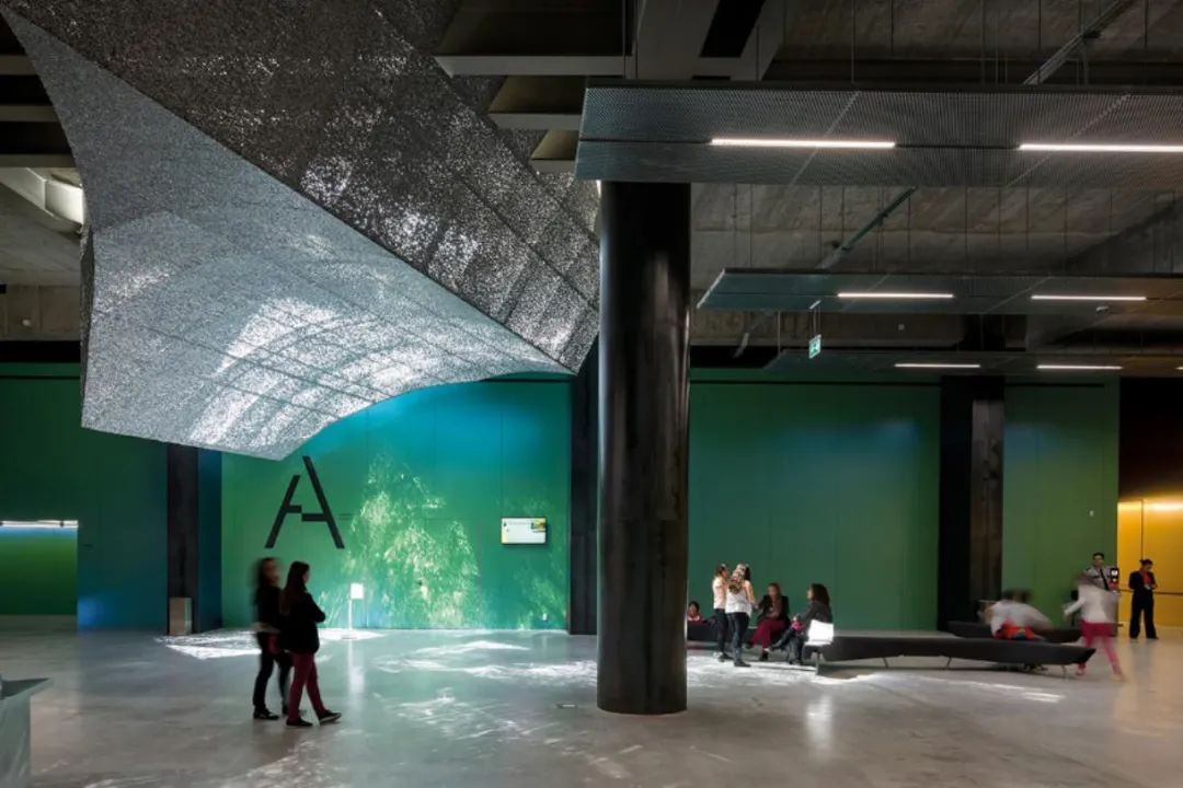 泡沫铝夜间效果图片,泡沫铝透光效果图