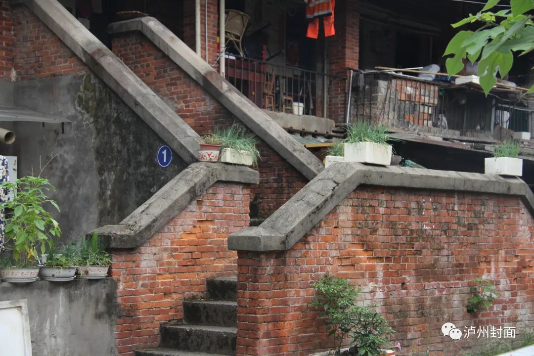 在高坝筒子楼，撞见一个暂停在八十年代的泸州