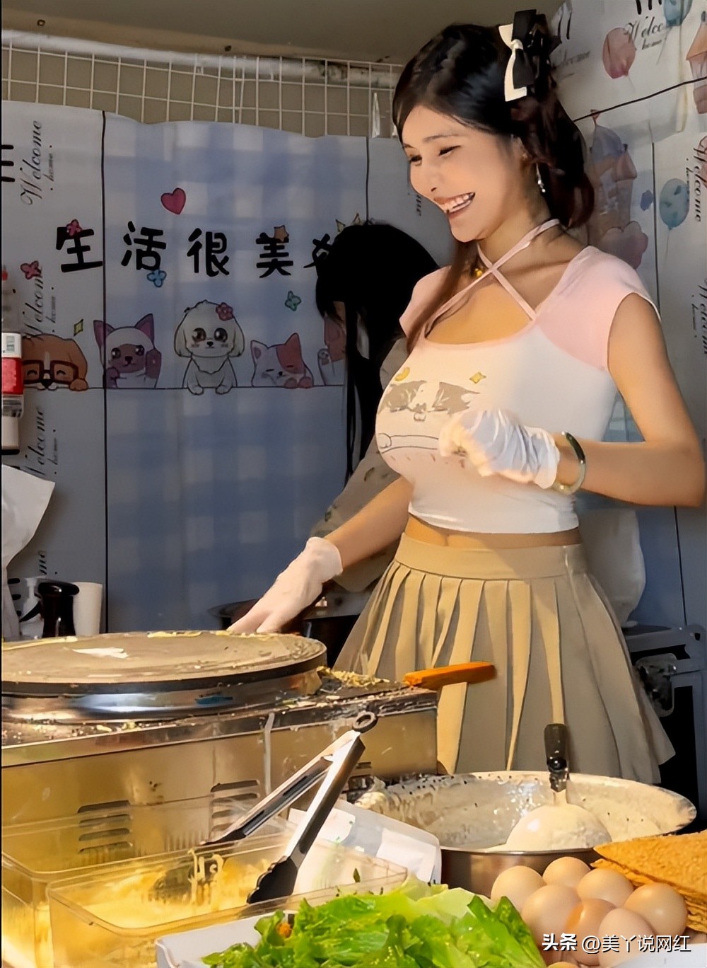 网红狗头萝莉摆摊卖煎饼,一天赚400元知足快乐,并带火营地夜市