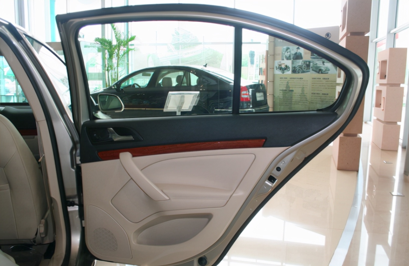 什么原因导致车门的铰链异响,为什么车门颠簸时有响声