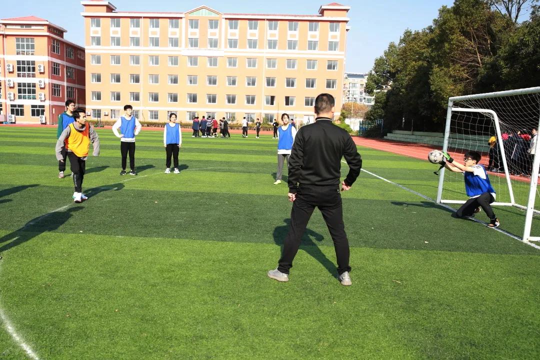 鐖辫繍鍔ㄦ墠鍋ュ悍鍥剧墖,杩愬姩寮哄仴浣撻瓌灞曠幇闈掓槬椋庨噰