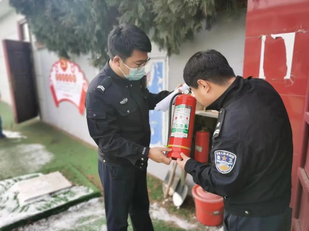 开学季边境民警为校园撑起平安伞,护航开学季撑起平安伞