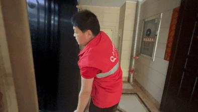 65英寸电视机上墙效果,6米客厅90寸电视体验感