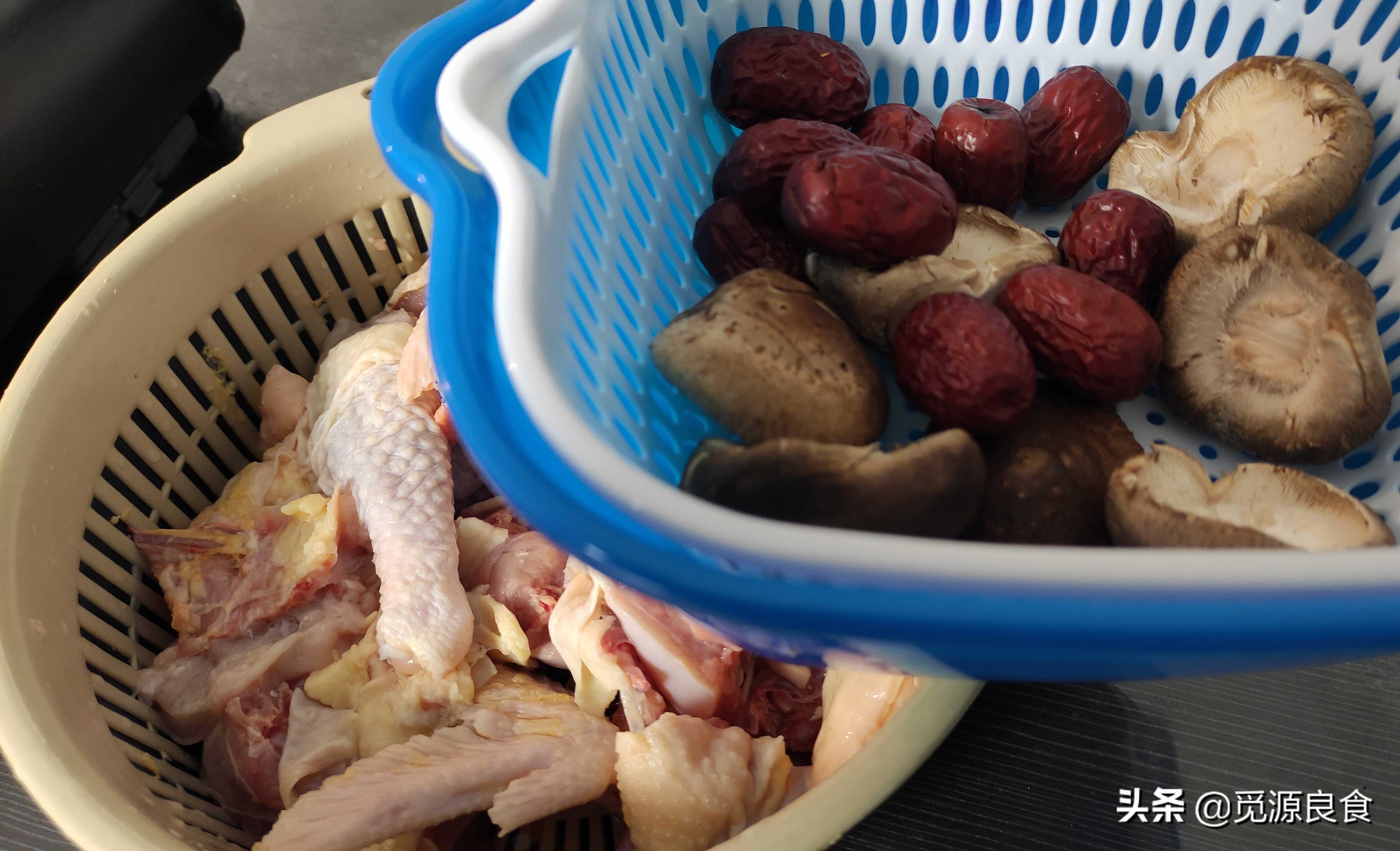 炖鸡汤教你3个技巧肉嫩滑,这个季节炖鸡汤最好吃的做法