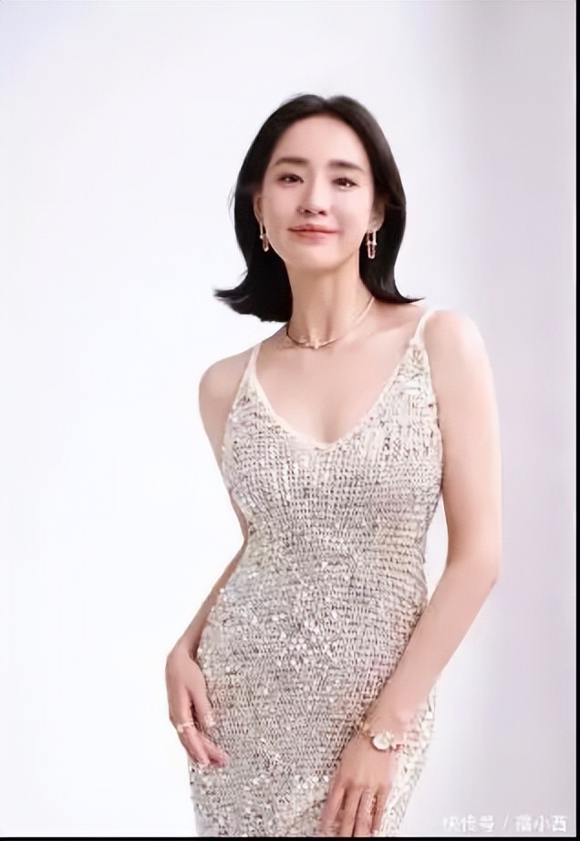 王智银色亮片连衣裙,王智白色西装礼裙造型
