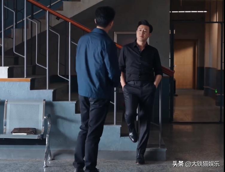 穿黑衬衫好看的人,穿黑衬衫的帅气男人