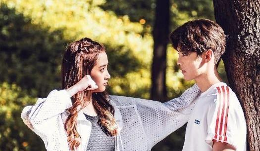 鹿晗被问唱情歌找关晓彤,鹿晗关晓彤到底多喜欢足球