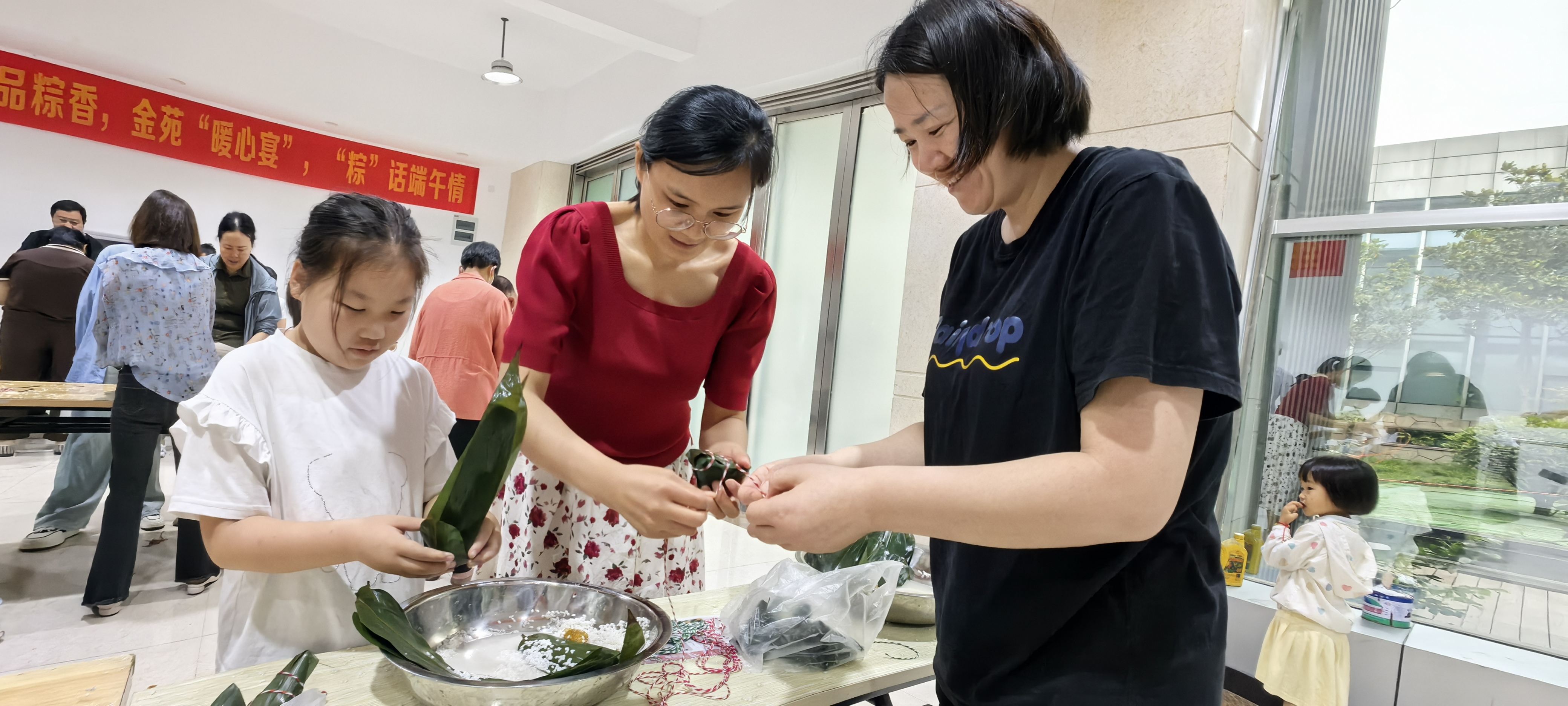 金雀山街道金苑社区：举办“粽叶飘香迎端午、反诈粽子进社区”活动