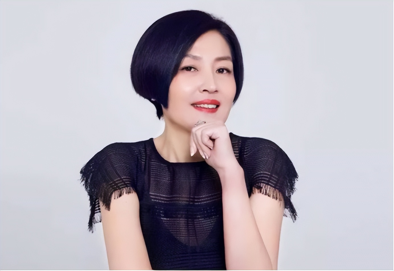 李咏妻子哈文家庭背景显赫,李咏去世后他的妻子哈文怎么样了