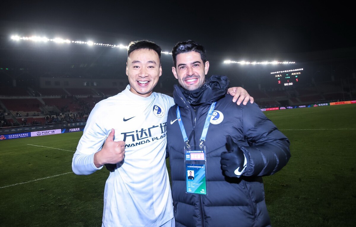 中超大连人赛后谢场,大连人谢晖赢球后拥抱