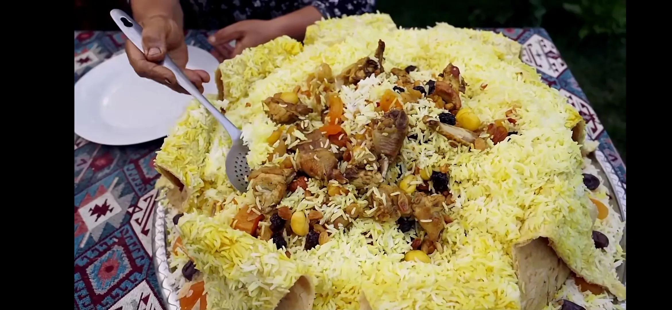 鸡腿手抓饭最正宗的做法,新疆锅巴抓饭的正宗做法