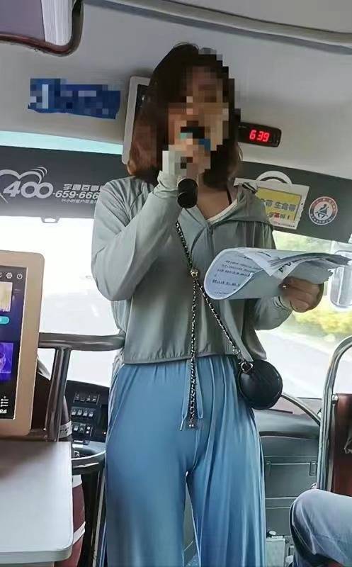 女导游穿紧身裤被质疑色情营销,女导游穿阔腿裤被质疑露脸