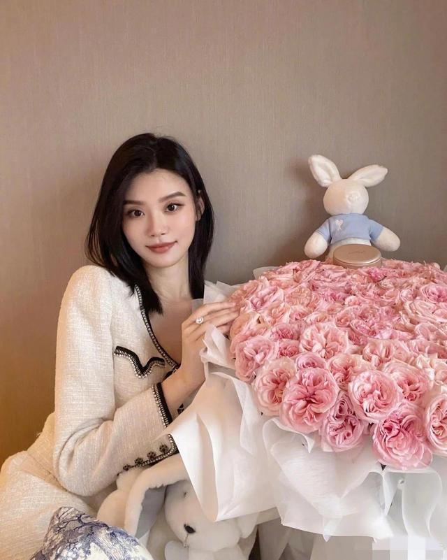 奚梦瑶整容了?鼻翼缩小,满满幼态,戴钻戒大秀恩爱