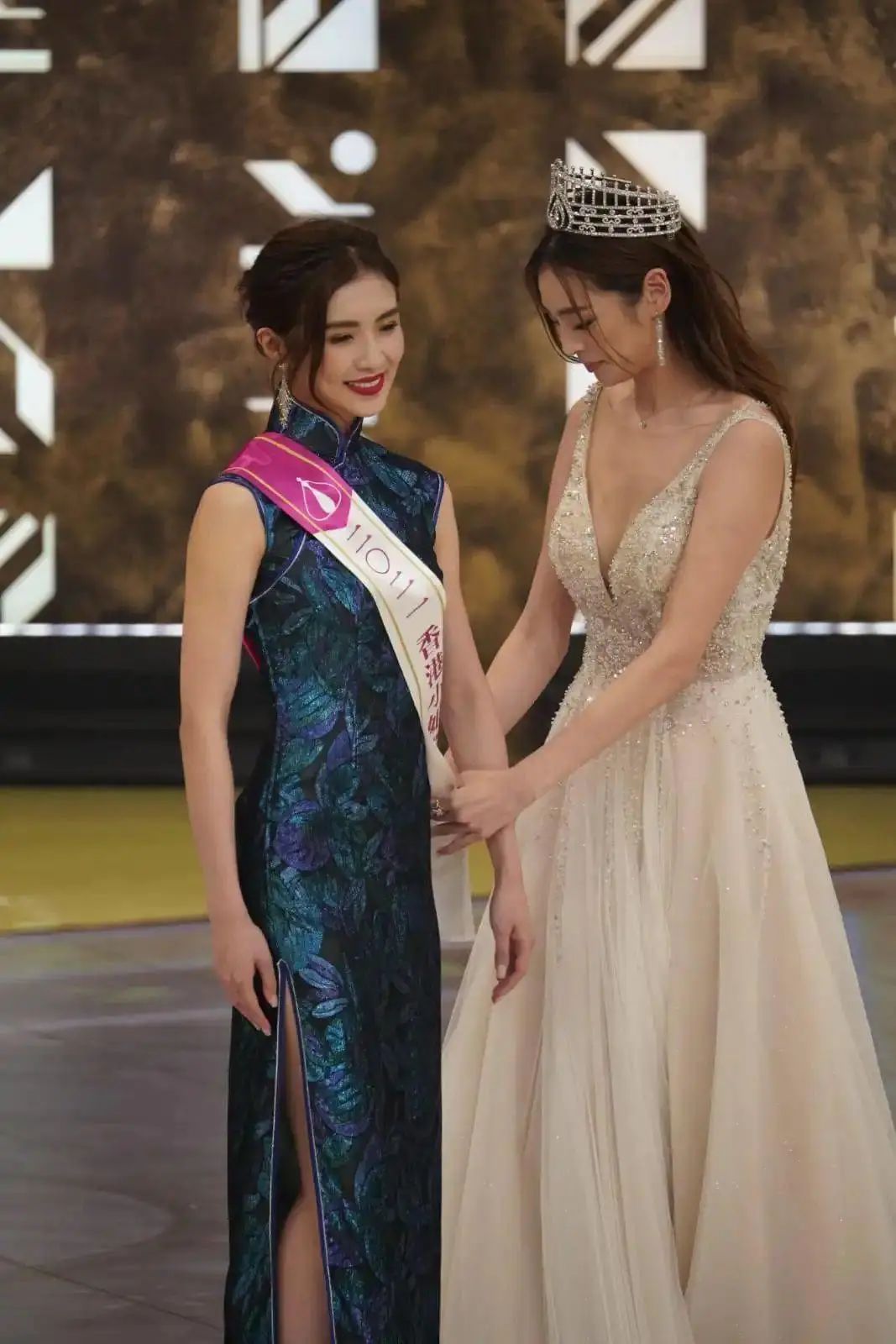 刘嘉玲关晓彤同框,穿旗袍大秀窈窕好身材