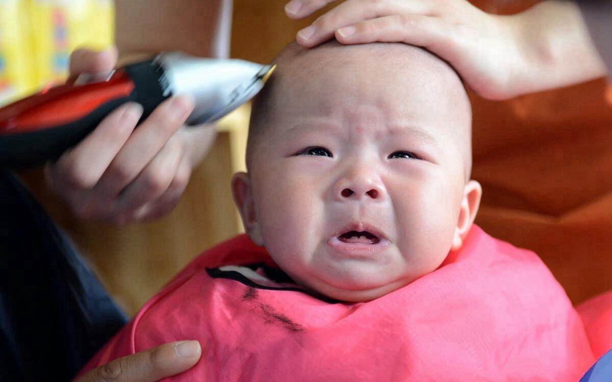 天气热怎么给宝宝理发,天气热孩子去理发店理发