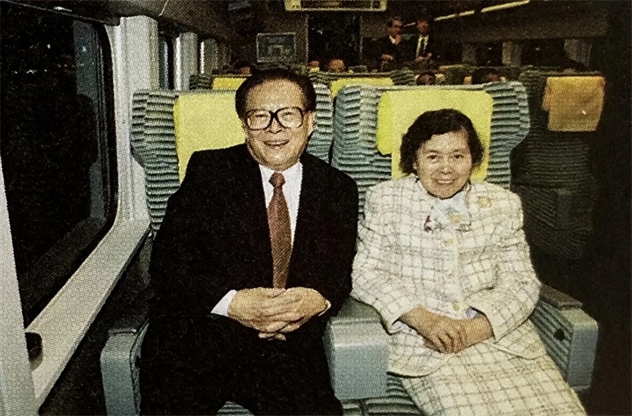 江*民泽**妹妹泽慧回忆兄长恋爱：*冶坪王**文静含蓄，与兄长性格互补