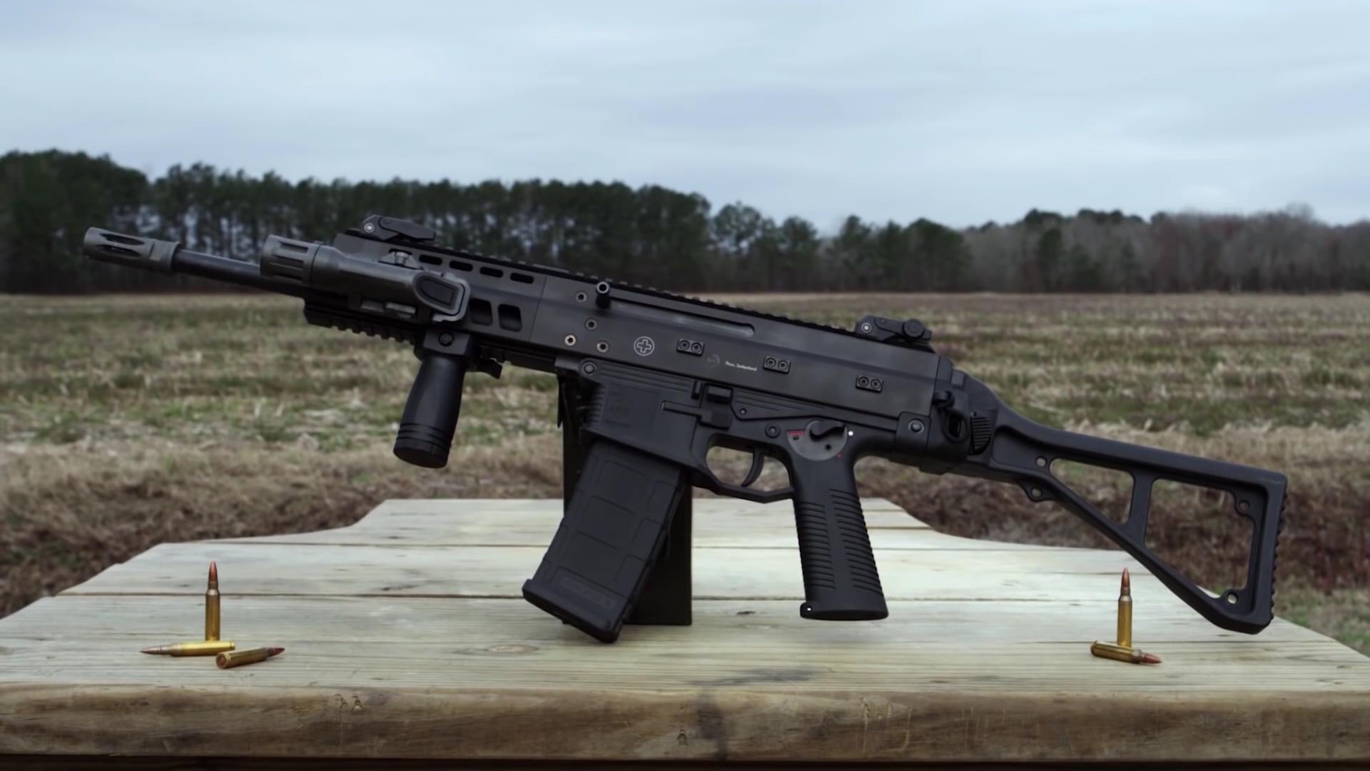 它是一款备受瞩目的装备作为瑞士枪械制造商的杰作广受用户好评