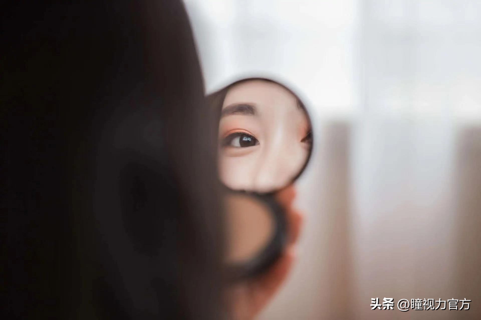 白眼球上的黑斑是脏东西吗