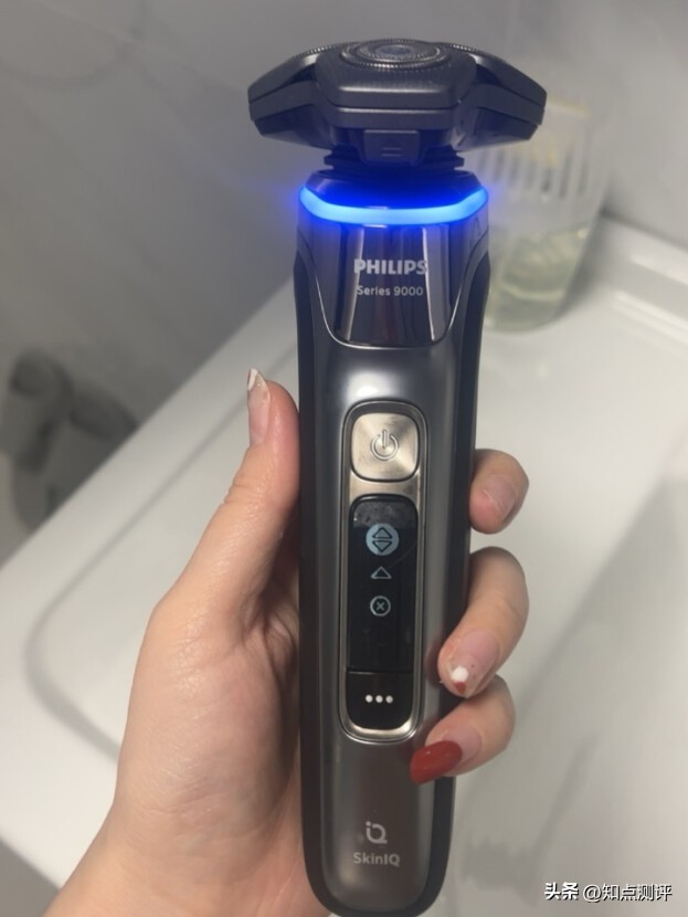 飞利浦剃须刀s99系列测评,飞利浦s9936剃须刀后显示屏