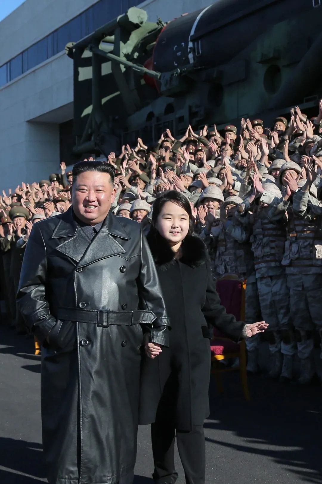 “朝鲜公主”金主爱：金正恩的心头宝贝，吃饭合影都坐在军官中间