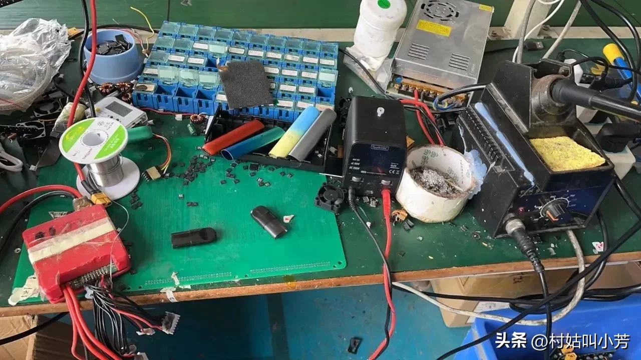 警察抓卖儿童案,警方捣毁卖淫窝点失足男青年