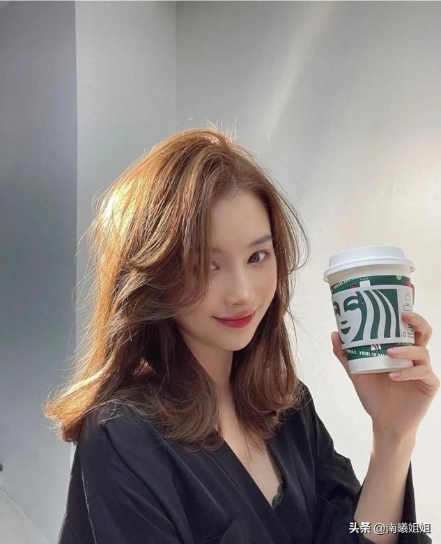 烫长发小卷洋气发型,烫头发不显老气的小卷发型