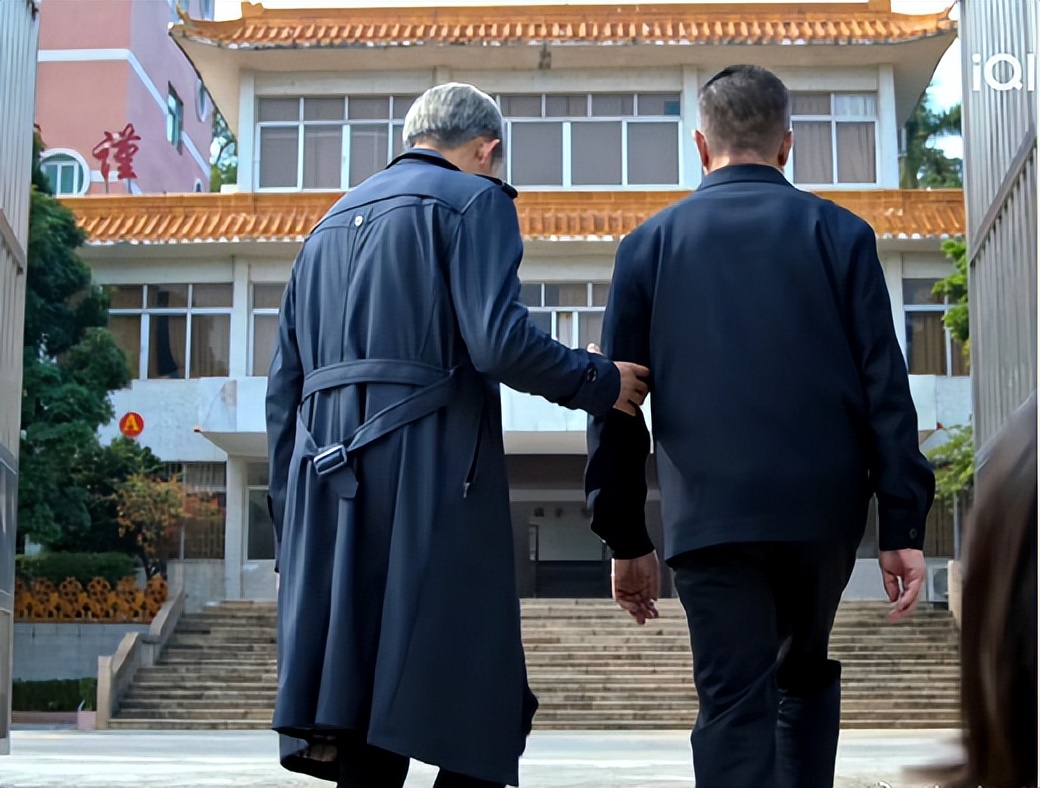 《狂飙》孟钰包包15万，安欣一件风衣2万块，果然影视剧中无穷人