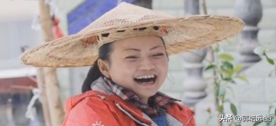 一小伙卖树叶一天挣12000,贵州女子巧用树叶赚大钱