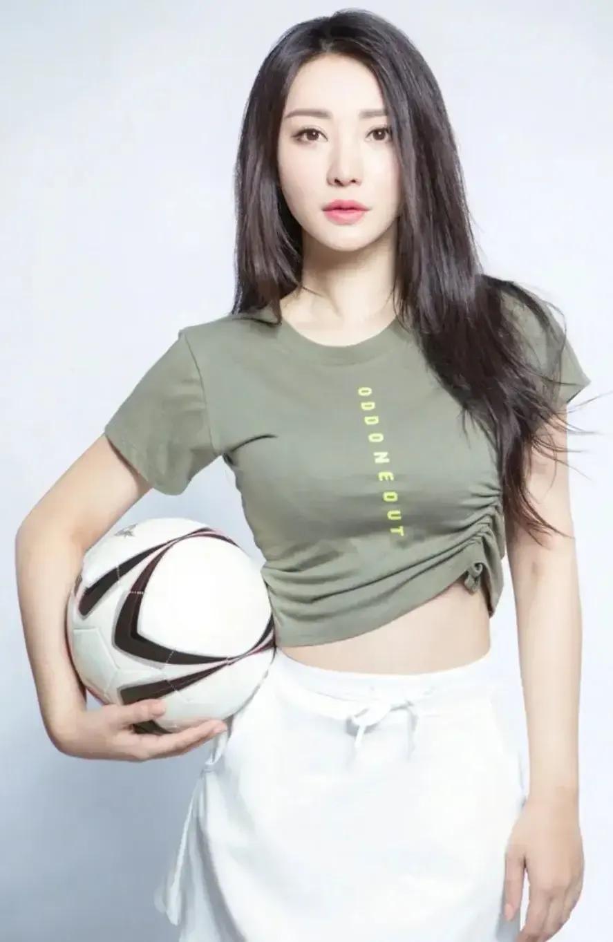 柳岩张馨予领衔变身足球宝贝,世界杯柳岩化身足球宝贝