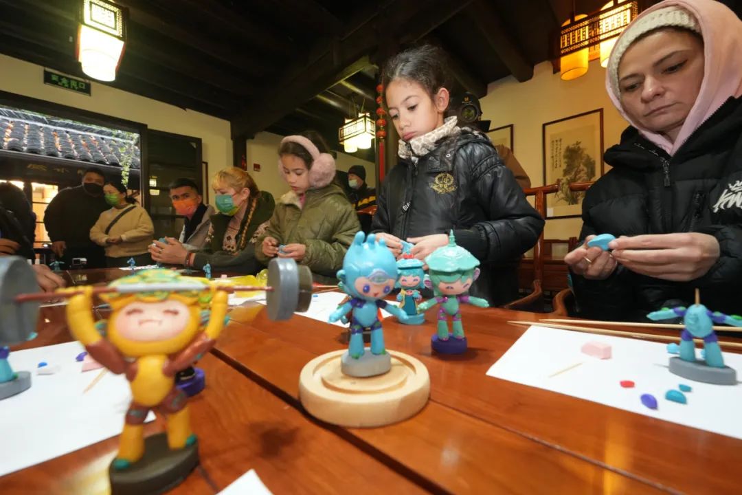 亚运遇上非遗！黏土捏出来的宸宸太萌了