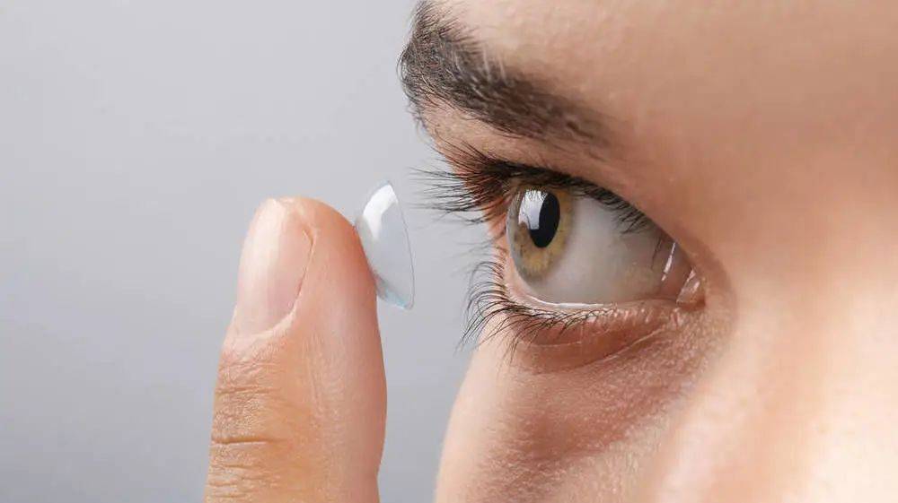 戴隐形眼镜过敏与品牌有关吗,季节性眼睛过敏该用什么药