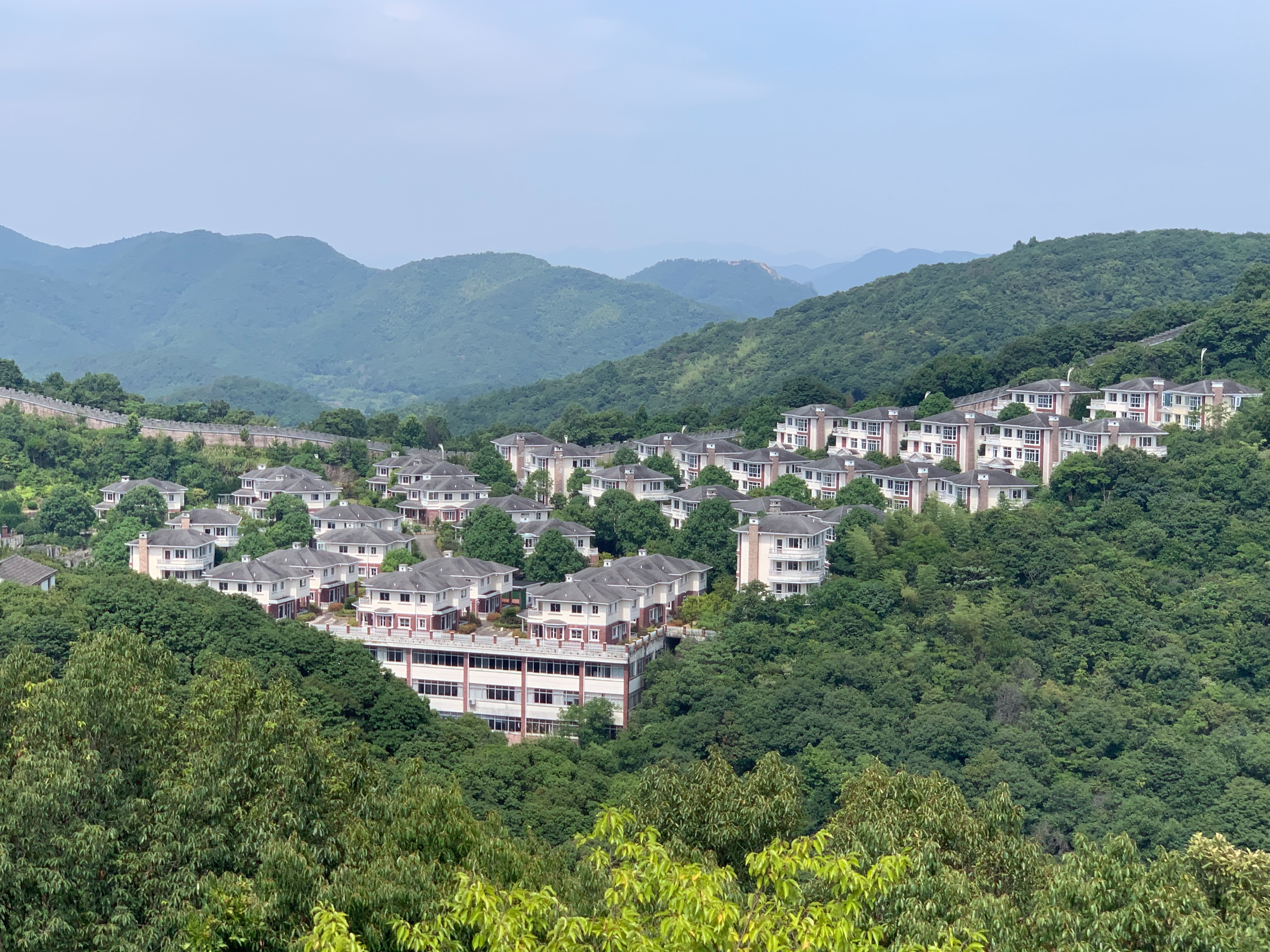 浙江500栋违建别墅强拆背后的困局：有人为养老卖了市区房子但如今无处安生，有人早年丧子晚年失房气得中风