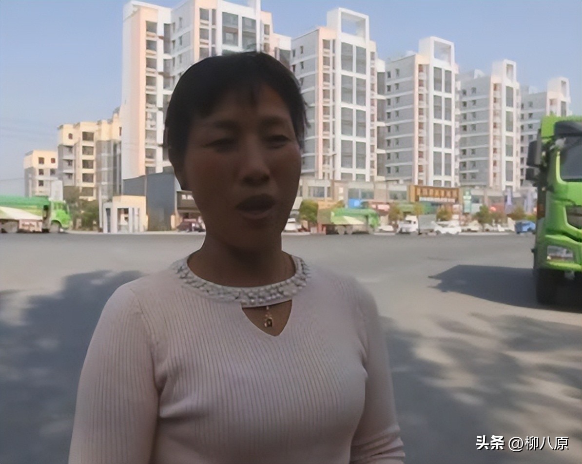 女子哭丧一天收入过千,河南女子专靠哭丧挣钱现场视频