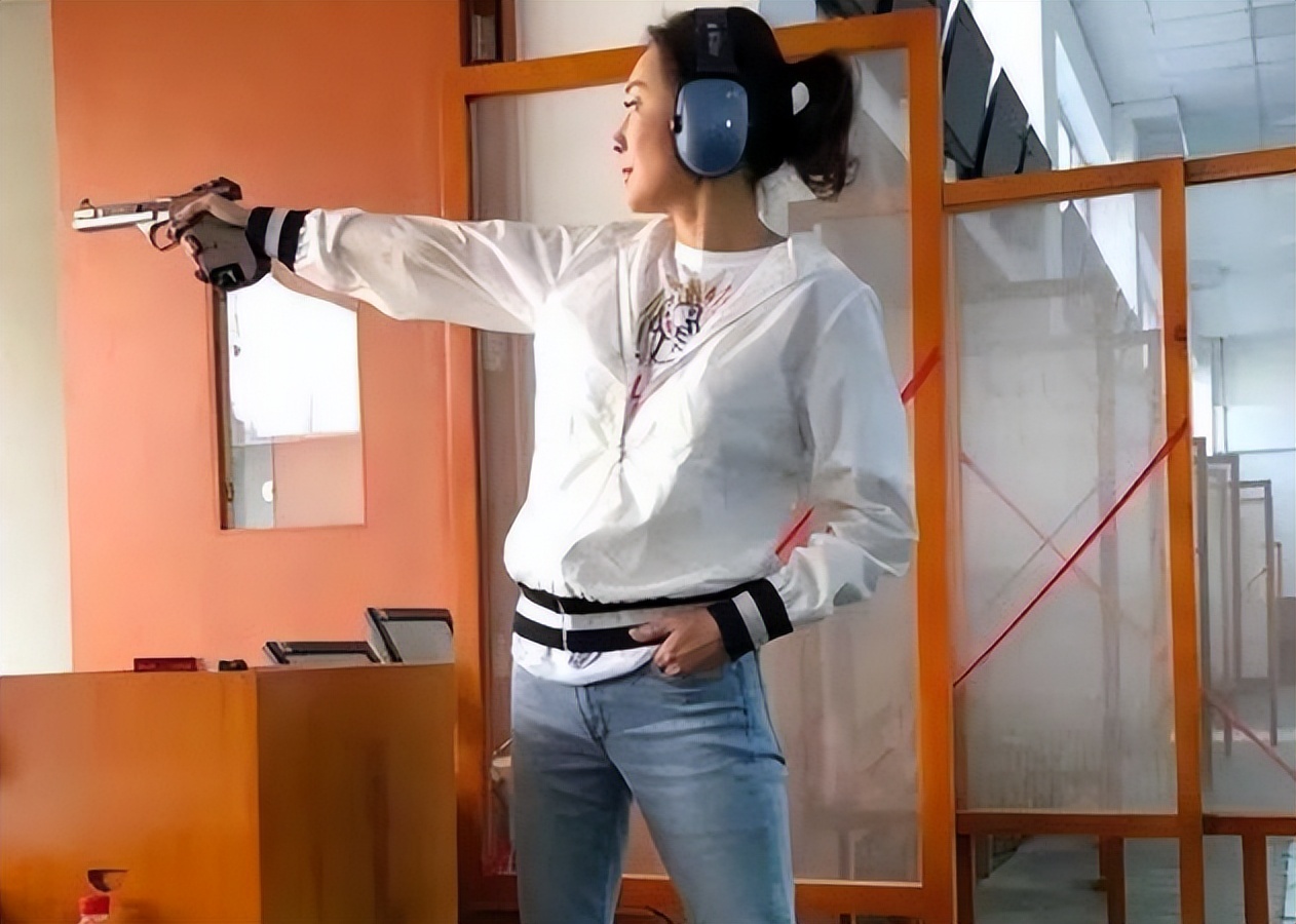 牛莉一家三口近照曝光,牛莉晒一家三口照片