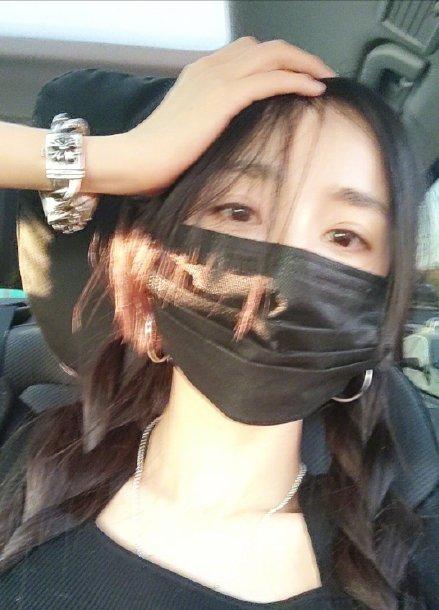 女生为什么都喜欢戴大表盘的手表,为什么女生都喜欢戴大框眼镜