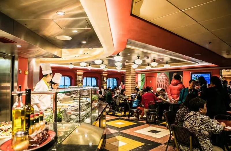 40位同学三亚聚会，游轮上摆宴席，20道贵菜10瓶茅台，账单50万