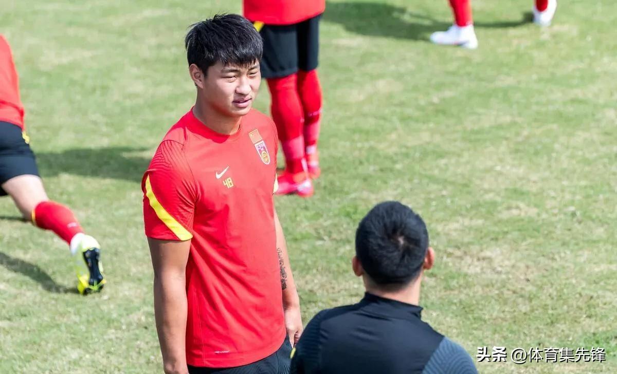 并非打架！名记爆李铁在12强赛期间怒摔球员手机并让其离队