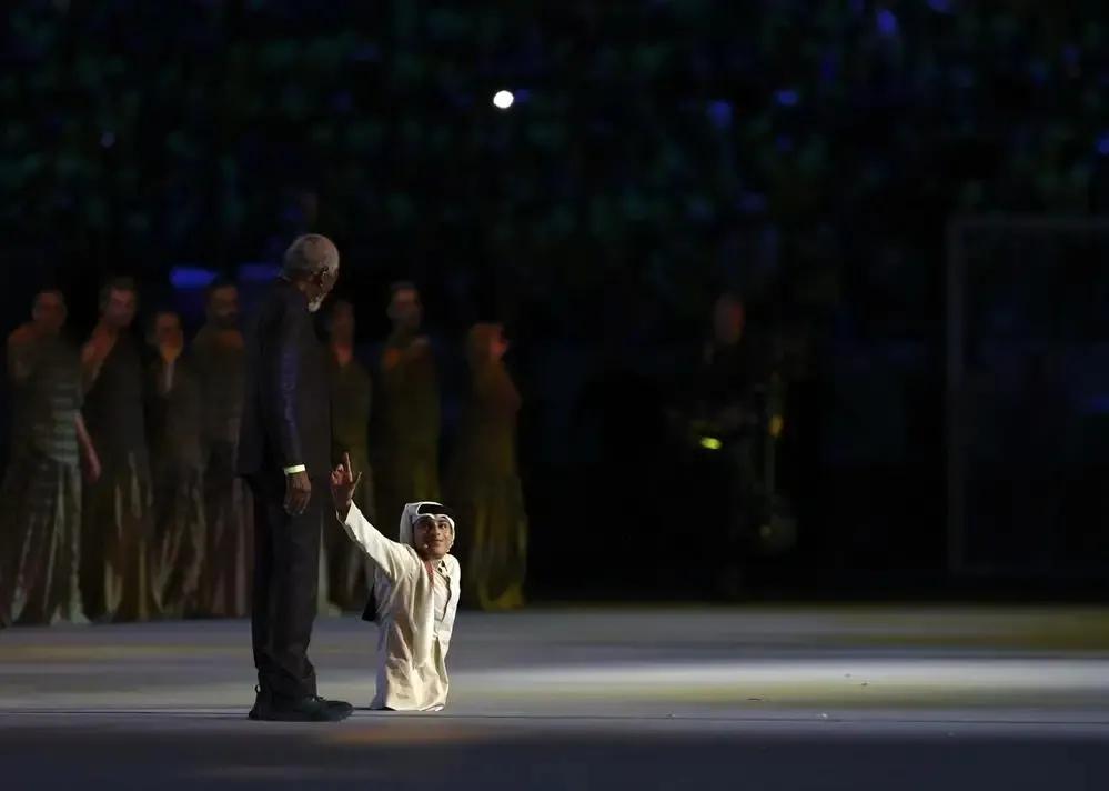 2022世界杯开幕式上的人物是谁,世界杯开幕式上的残疾男孩