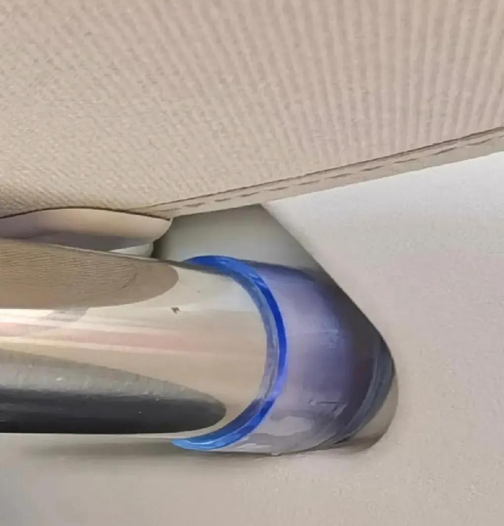 伸缩杆遮挡白色纱帘,奇骏后备箱遮阳杆